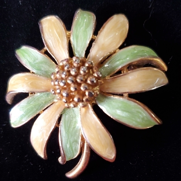 Vintage 70's Gold and Green Floral Brooch with Dimensional Petals - Picture 2 of 3